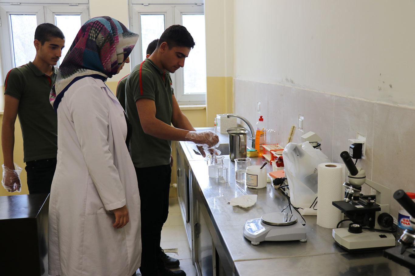 Öğrenciler atık yağdan sabun üretiyor